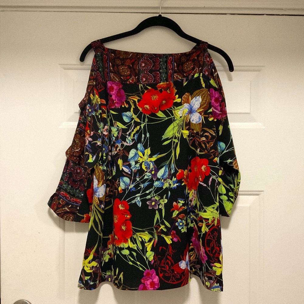 Figueroa & Flower cold shoulder top- medium